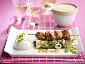 SPIEDINI DI MAIALE CARAMELLATI CON VERDURE AL WOK