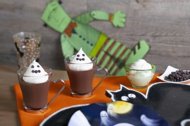 TAZZE DI CIOCCOLATO CON FANTASMI DI MERINGA