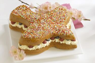 TORTA COLOMBA CON CONFETTINI RIPIENA DI PANNA E FRUTTI ROSSI