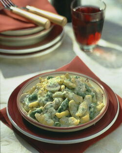 SPATZLE PAGLIA E FIENO CON FUNGHI SPATZLE PAGLIA E FIENO CON FUNGHI