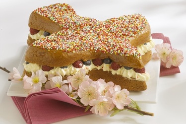 TORTA COLOMBA CON CONFETTINI RIPIENA DI PANNA E FRUTTI ROSSI