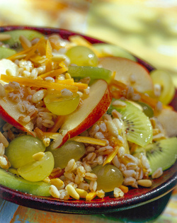 INSALATA DI FARRO CAROTE E FRUTTA