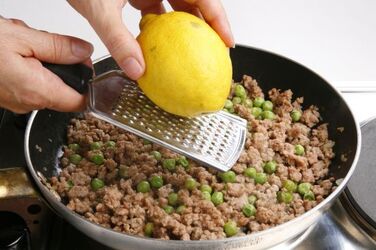 CANNOLI DI FORMAGGIO E VITELLO CON RAMECCHE AL PROSCIUTTO CANNOLI DI FORMAGGIO E VITELLO CON RAMECCHE AL PROSCIUTTO