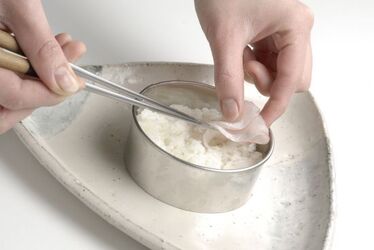 CHIRASHI RISO CON PESCE CRUDO CHIRASHI RISO CON PESCE CRUDO