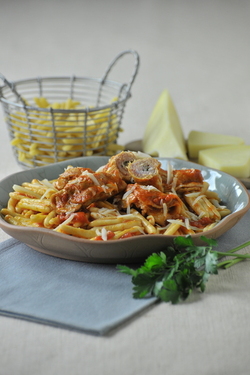 CAVATELLI CON RAG&Ugrave; LUCANO E CACIOCAVALLO