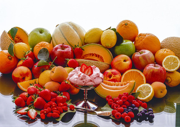 COPPA GELATO SU FONDO DI FRUTTA