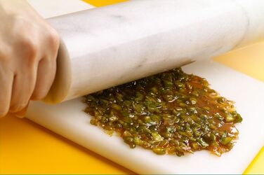 MOUSSE DI YOGURT ALLE FRAGOLE CON PISTACCHI MOUSSE DI YOGURT ALLE FRAGOLE CON PISTACCHI