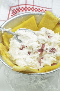 ZUCCOTTO FARCITO CON PANNA E FRAGOLE