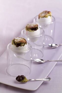 GUSCIO D UOVO AL CIOCCOLATO E PISTACCHIO