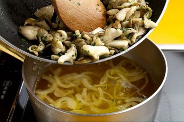 ZUPPA DI CIPOLLE E FUNGHI