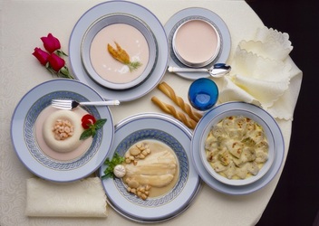 MEN&Ugrave; DELLA FESTA MOUSSE DI TROTA IRIDEA FILETTI DI SOGLIOLA DELLO CHEF BISQUE DI ASTICE CUORI DI CARCIOFO MORNAY
