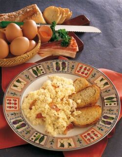 UOVA STRAPAZZATE CON CROSTONI DI PANE