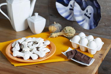 MERINGHE A FORMA DI OSSA CON FONDO DI CIOCCOLATO