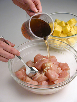 MEN&Ugrave; ALL APERTO TONNO ALLA GRIGLIA SPIEDINI DI POLLO CON ANANAS INSALATADI AVOCADO PEPERONE E FAGIOLI