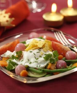INSALATA DI VERDURE CON UOVA IN CAMICIA
