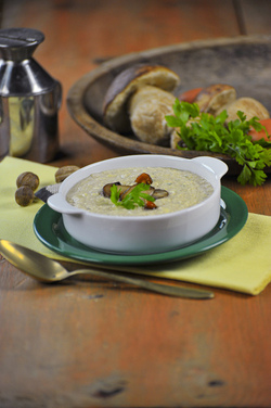VELLUTATA DI FUNGHI CON STRACCIATELLA DI UOVA PROFUMATA CON SALSA AL TARTUFO