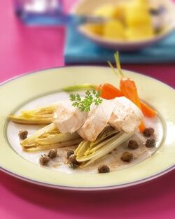 PETTO DI POLLO E INDIVIA CON SALSA AI CAPPERI