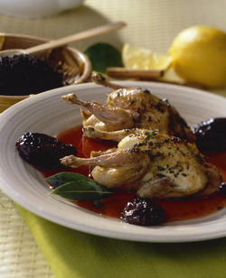 QUAGLIE GRIGLIATE CON PRUGNE AL TÈ NERO QUAGLIE GRIGLIATE CON PRUGNE AL TÈ NERO