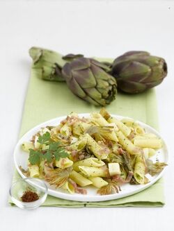 PENNE GIALLE CON CARCIOFI E PROSCIUTTO CRUDO