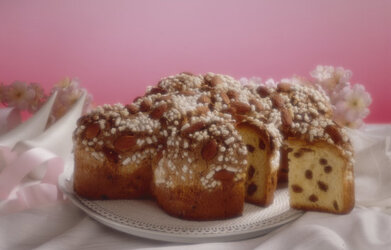 COLOMBA GLASSATA CON MANDORLE E ZUCCHERO FARCITA CON UVETTA