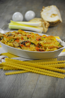 REGINETTE A STRATI AL FORNO PREPARATE ALTERNANDO STRATI DI REGINETTE SEDANO RAPA PORRI NASTRI DI CAROTE E ZUCCHINE E FETTINE DI CHAMPIGNON