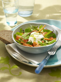INSALATINA FRESCA CON SALMONE E SALSA YOGURT