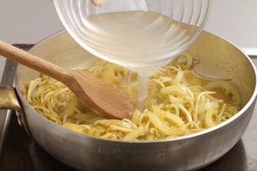 ZUPPA DI CIPOLLE E GERMOGLI DI SOIA CON TELLINE