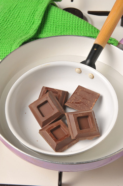 MERINGHE A FORMA DI OSSA CON FONDO DI CIOCCOLATO