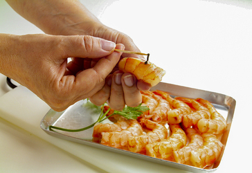 INSALATA DI GAMBERI MARINATA DI SHERRY E GERANEI