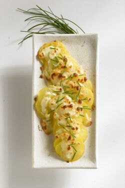 PATATE ALL ERBA CIPOLLINA E FONTINA PATATE ALL ERBA CIPOLLINA E FONTINA