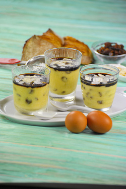 COPPETTE DI CREMA DOLCE DI PANE RAFFERMO CON MANDORLE E CARAMELLO