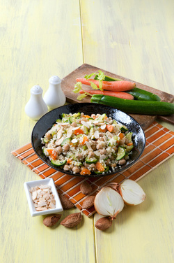 COUS COUS TIEPIDO CON CIPOLLE CAROTE ZUCCHINE SEDANO CECI E LAMELLE DI MANDORLE
