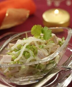 INSALATA DI POLLO CON GERMOGLI DI SOJA