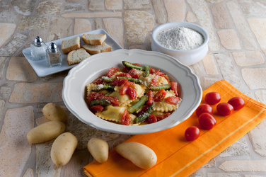 RAVIOLI RIPIENI DI PATATE E ASPARAGI CON SAUT&Eacute; DI POMODORINI