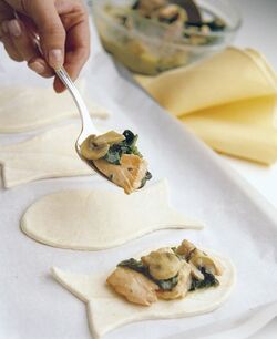 SFOGLIATINE DI SALMONE SPINACI E FUNGHI