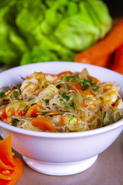 SPAGHETTI DI SOIA CON FUNGHI E GAMBERI
