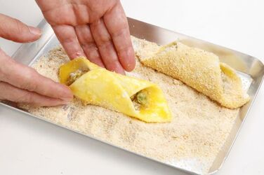 CANNOLI DI FORMAGGIO E VITELLO CON RAMECCHE AL PROSCIUTTO CANNOLI DI FORMAGGIO E VITELLO CON RAMECCHE AL PROSCIUTTO