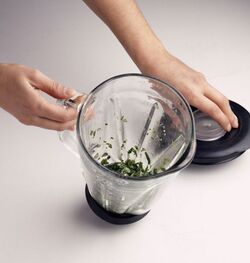 PENNE CON VERDURE E SALSA AGLI AROMI