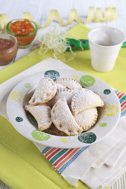 TORTELLI DOLCI RIPIENI DI CREMA DI NOCCIOLA E MARMELLATA
