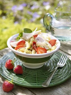 FUSILLI IN INSALATA CON FRUTTA E CRUDIT&Eacute; ALLA TOSCANA