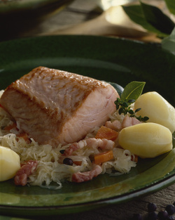 SALMONE CON CRAUTI E SALSA AL BURRO SALMONE CON CRAUTI E SALSA AL BURRO