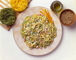 TAGLIATELLE AI DUE COLORI CON VERDURE