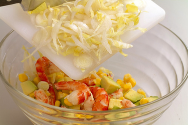 INSALATA DI INDIVIA E GAMBERI CON SALSA DI YOGURT