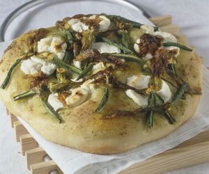 FOCACCIA CON PESTO E FIORI DI ZUCCA