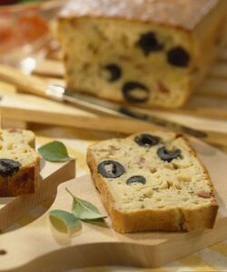 CAKE AL PROSCIUTTO CRUDO E OLIVE NERE