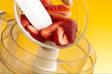 MOUSSE DI YOGURT ALLE FRAGOLE CON PISTACCHI MOUSSE DI YOGURT ALLE FRAGOLE CON PISTACCHI