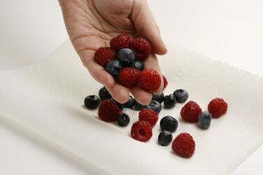 TORTA COLOMBA CON CONFETTINI RIPIENA DI PANNA E FRUTTI ROSSI
