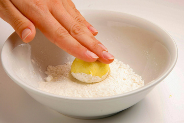 FRITTELLE DI RICOTTA CON OLIVE E MENTA FRITTELLE DI RICOTTA CON OLIVE E MENTA