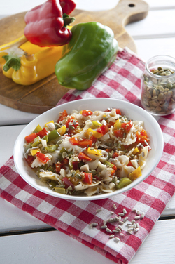 INSALATA DI FARFALLE CON PEPERONI GRIGLIATI E FRUTTA SECCA