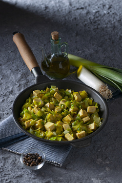 TOHU THOKE_PADELLATA DI PORRI E TOFU